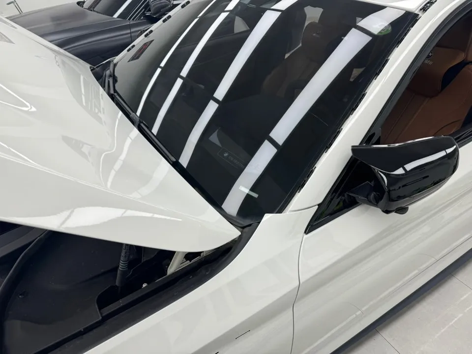 BMW 5 Seriesのカーラッピング事例｜カマインレッドの変貌 施工写真 3-2