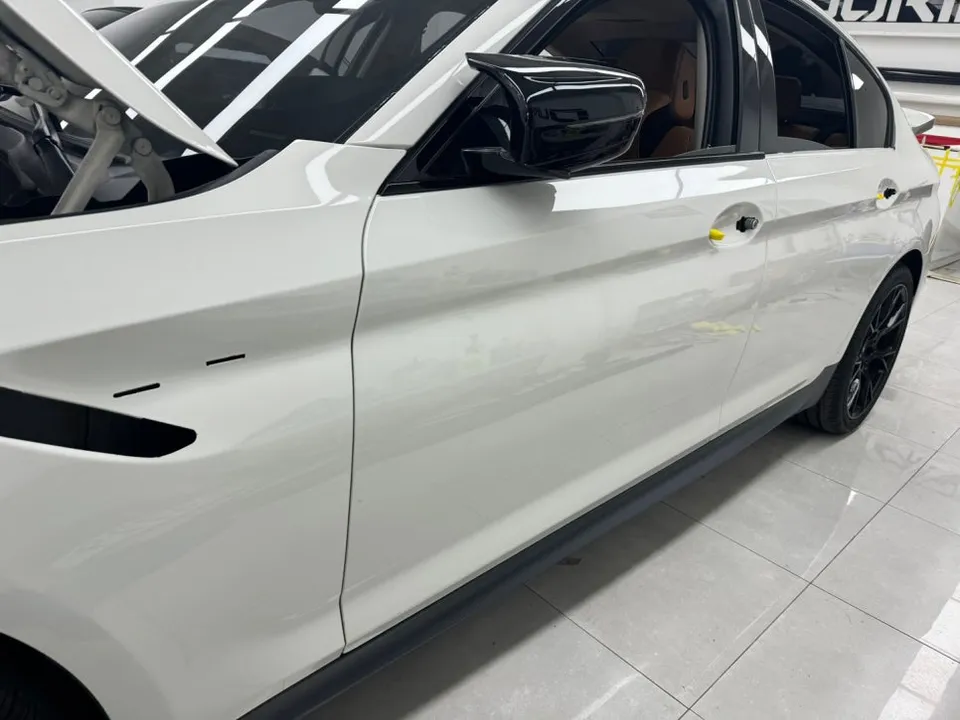 BMW 5 Seriesのカーラッピング事例｜カマインレッドの変貌 施工写真 2-3