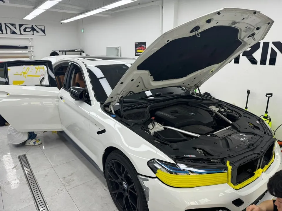 BMW 5 Seriesのカーラッピング事例｜カマインレッドの変貌 施工写真 3-3