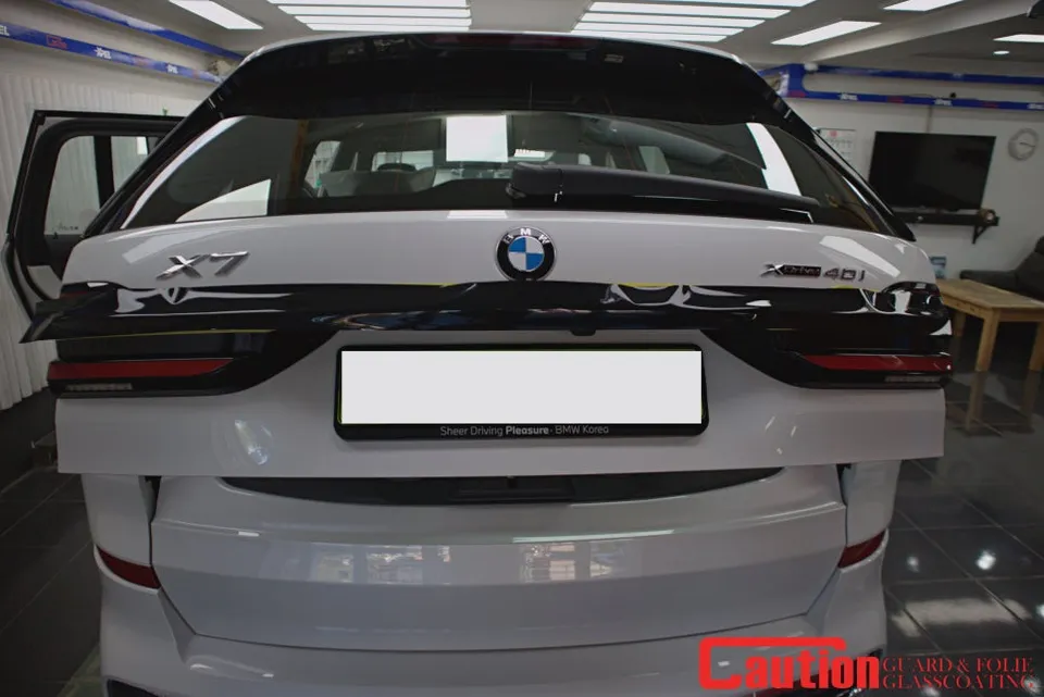 BMW X7のカーラッピング事例|クローム除去で存在感アップ 施工写真 3-2