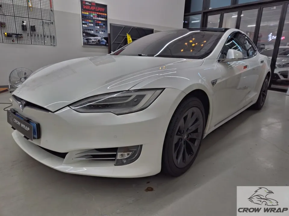 Tesla Model Sのカーラッピング事例:サテンダークグレーへの変貌 施工写真 3-1