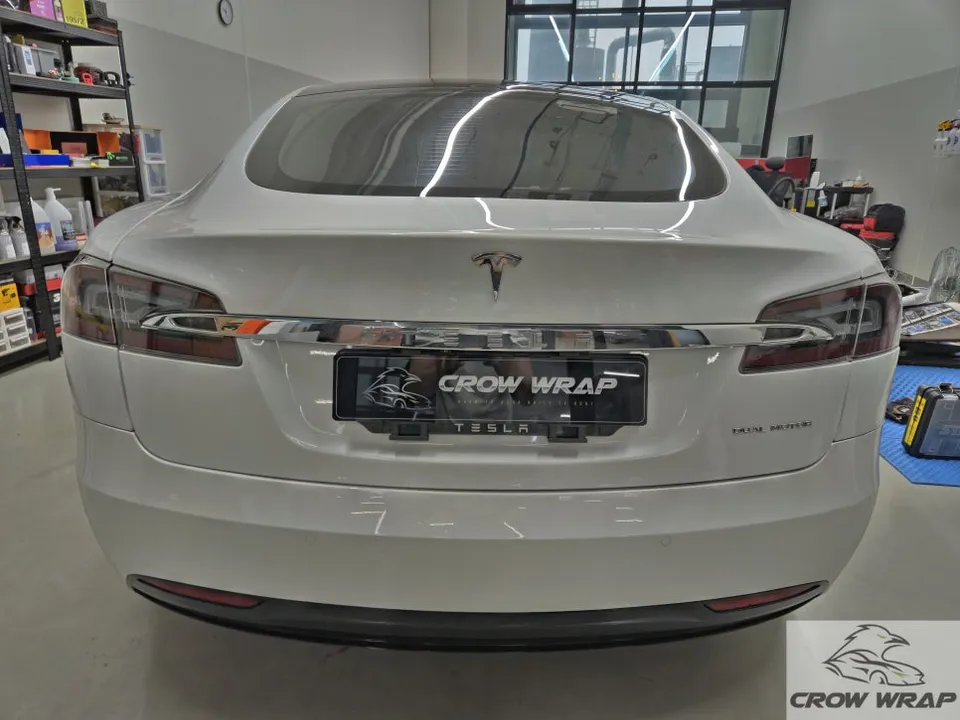 Tesla Model Sのカーラッピング事例:サテンダークグレーへの変貌 施工写真 1-2