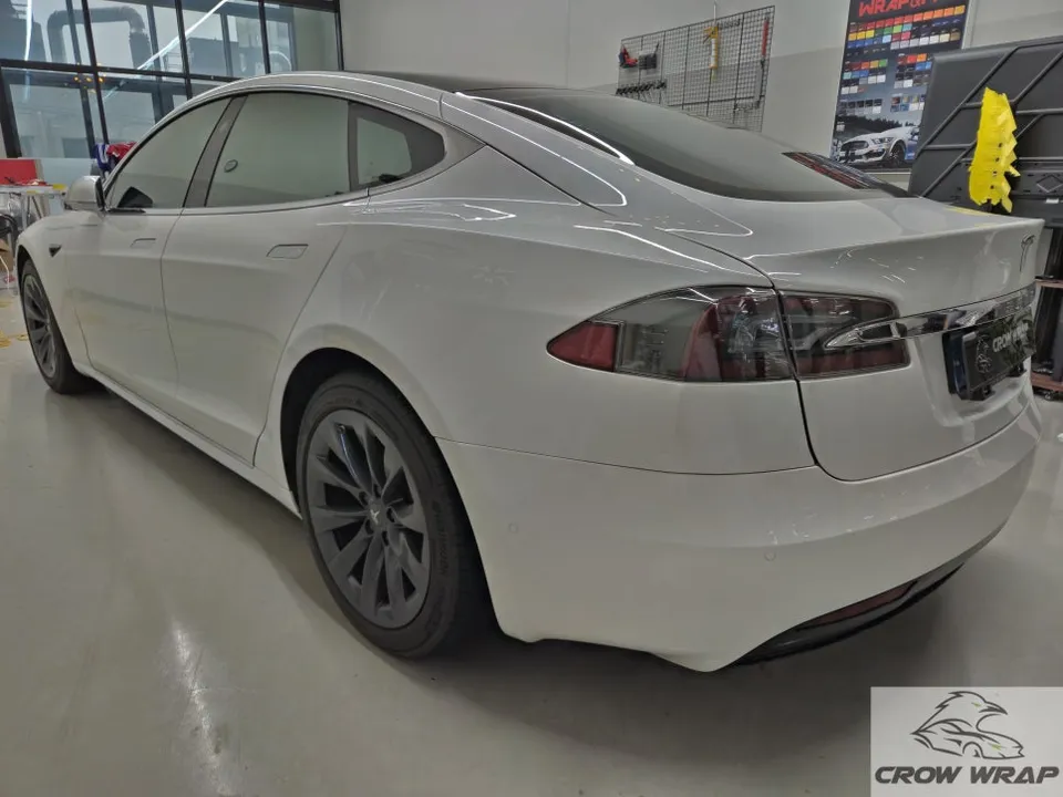 Tesla Model Sのカーラッピング事例:サテンダークグレーへの変貌 施工写真 2-2