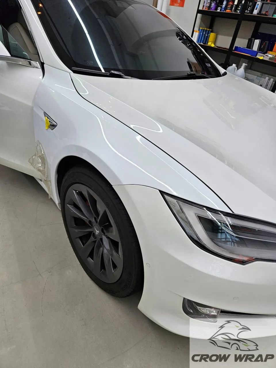 Tesla Model Sのカーラッピング事例:サテンダークグレーへの変貌 施工写真 1-3