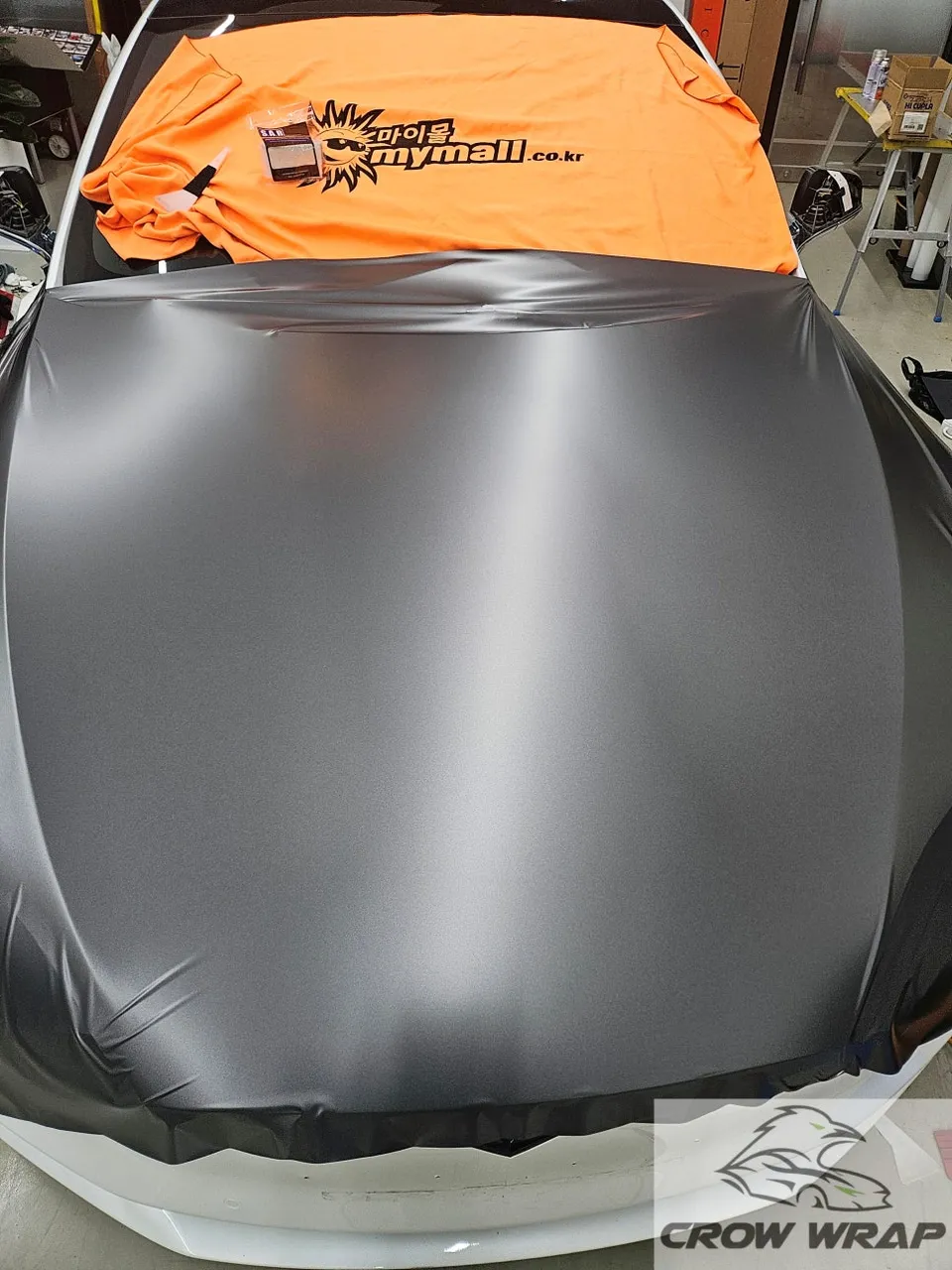 Tesla Model Sのカーラッピング事例:サテンダークグレーへの変貌 施工写真 2-3