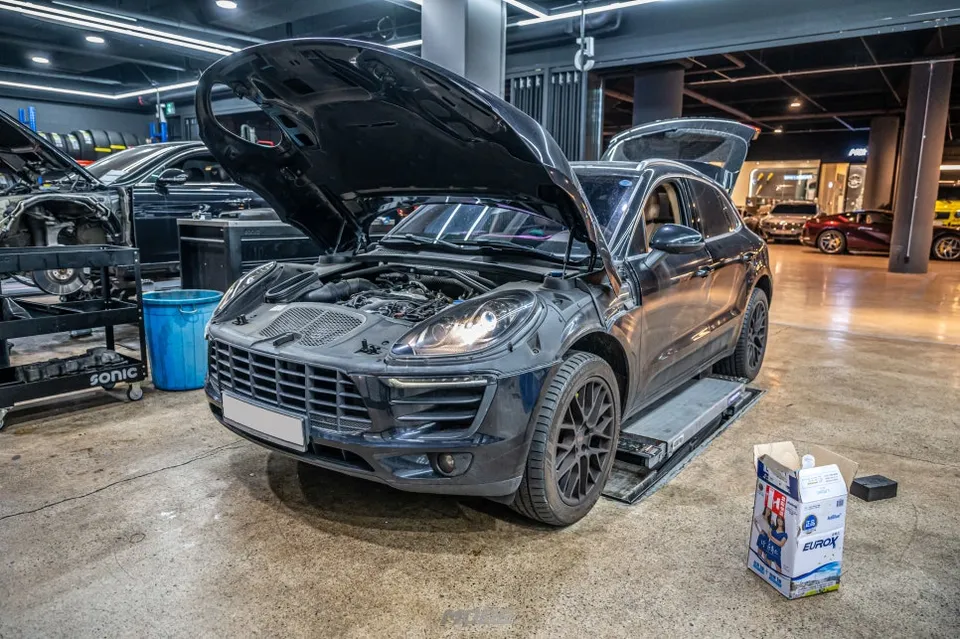 Porsche Macan ambient lighting installation result