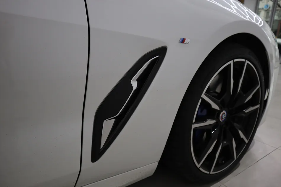 BMW 8 Series vinyl wrap - BMW 8 Series Vinyl Wrap Review: Chrome Delete for a Sleek Look photo 3
