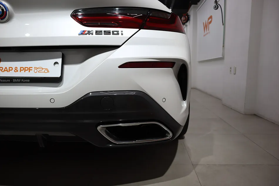 BMW 8 Series vinyl wrap - BMW 8 Series Vinyl Wrap Review: Chrome Delete for a Sleek Look photo 5