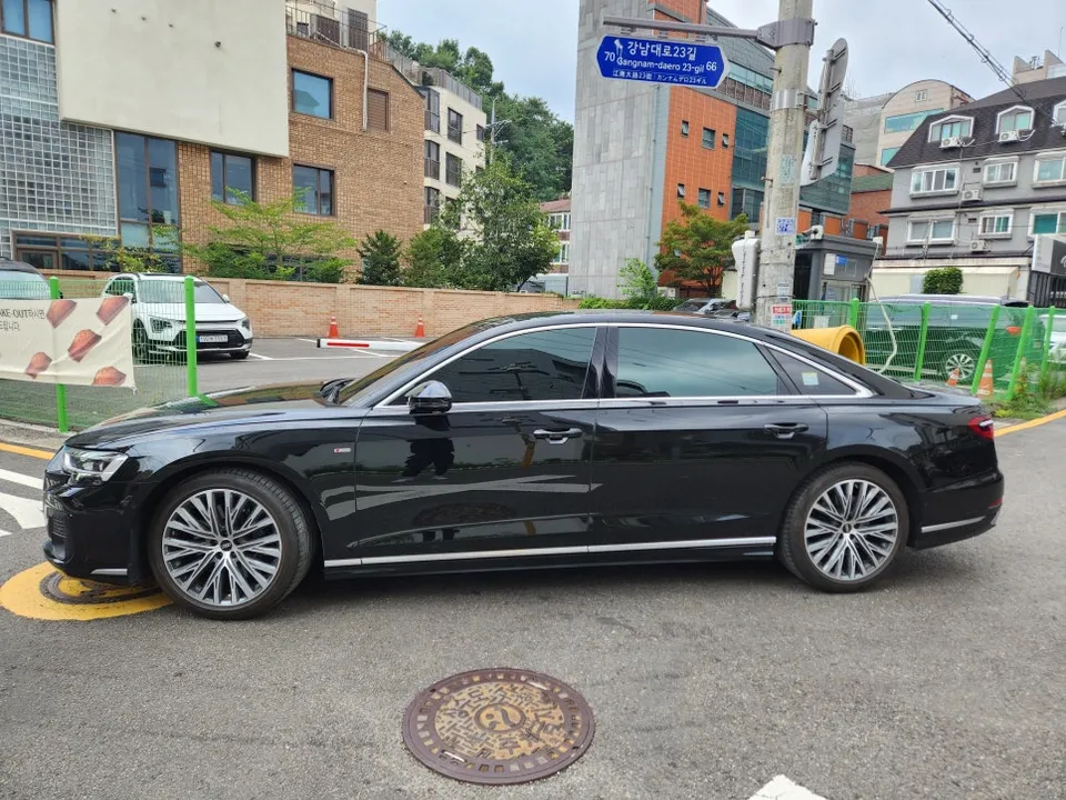Audi A8のカーラッピング事例|クロームパーツのブラックアウト 施工写真 1-1