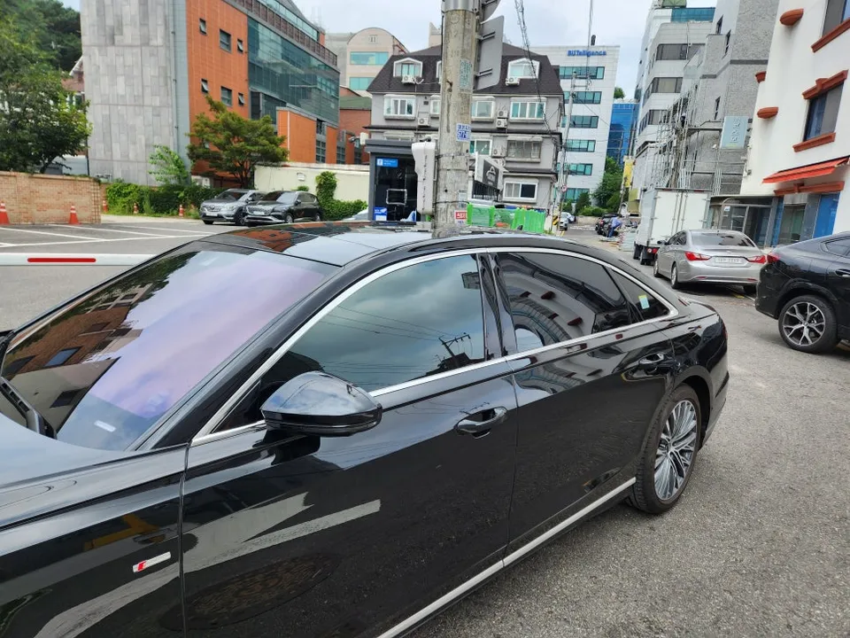 Audi A8のカーラッピング事例|クロームパーツのブラックアウト 施工写真 3-1
