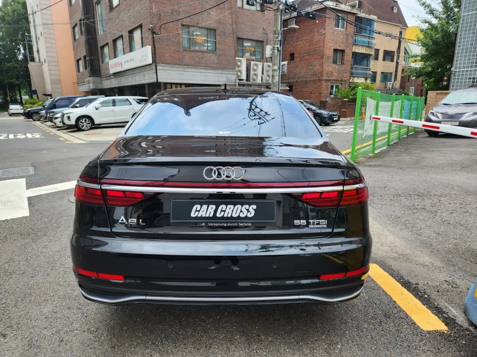 Audi A8のカーラッピング事例|クロームパーツのブラックアウト 施工写真 2-2