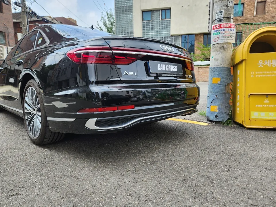 Audi A8のカーラッピング事例|クロームパーツのブラックアウト 施工写真 2-3