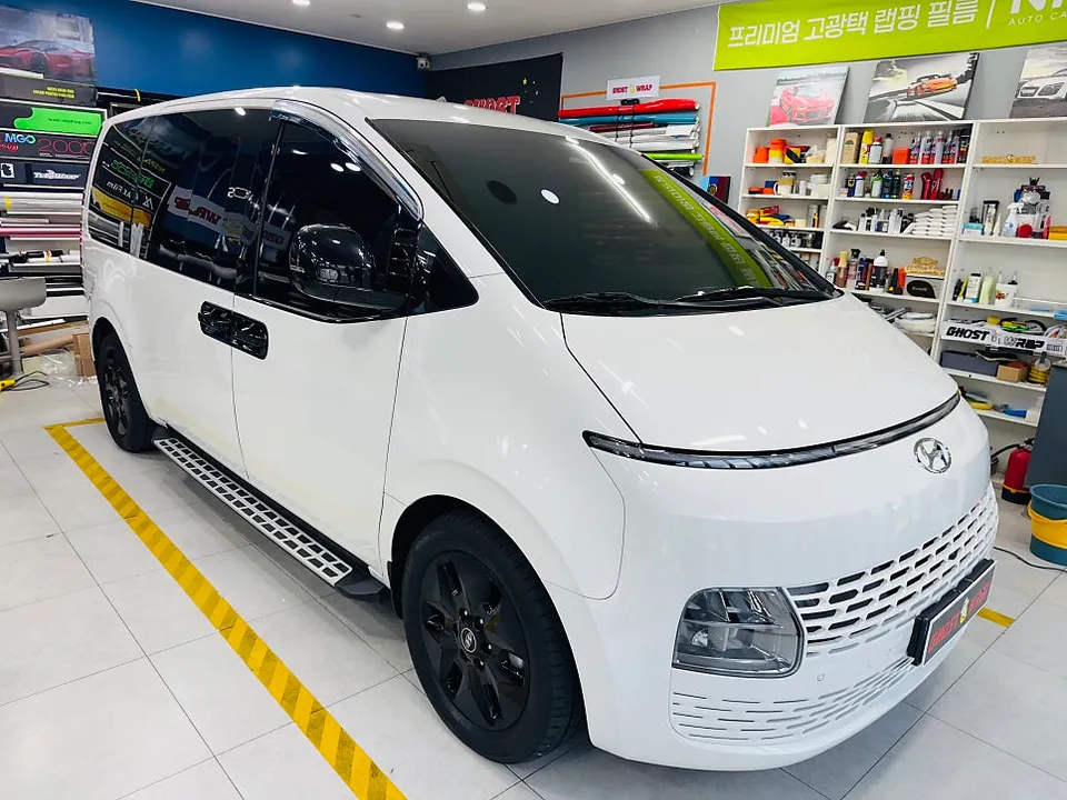 Hyundai Stariaのカーラッピング事例 施工写真 4-1
