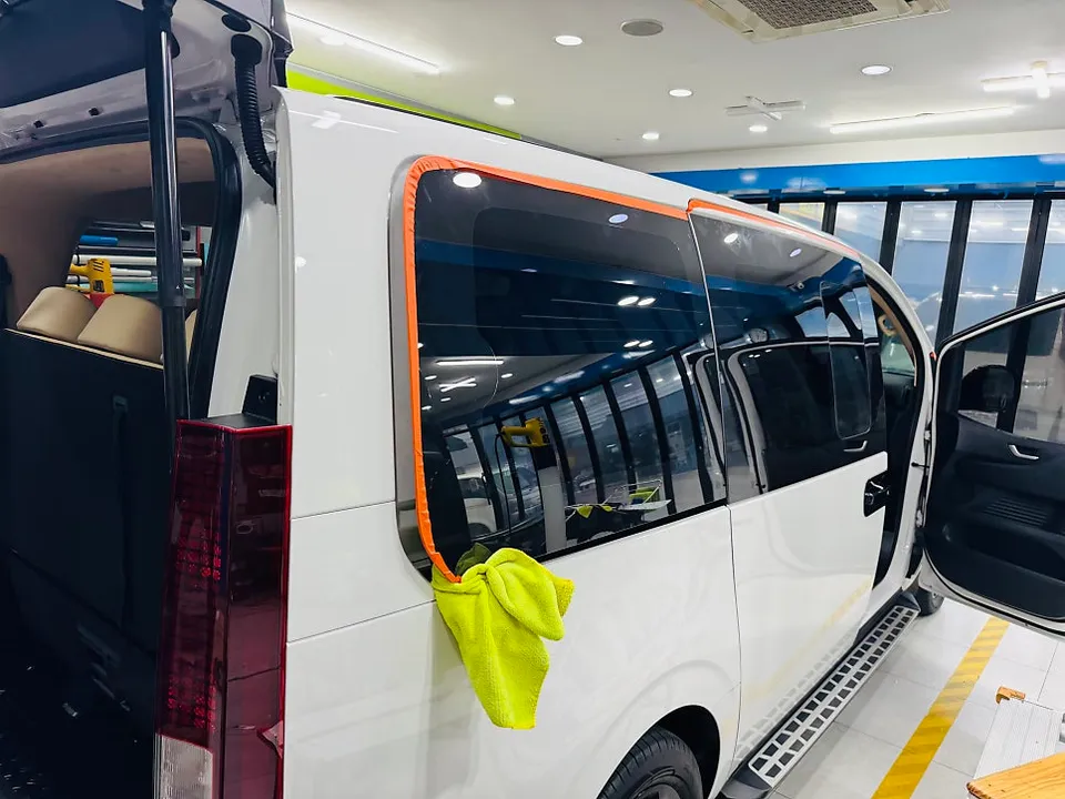 Hyundai Stariaのカーラッピング事例 施工写真 1-2