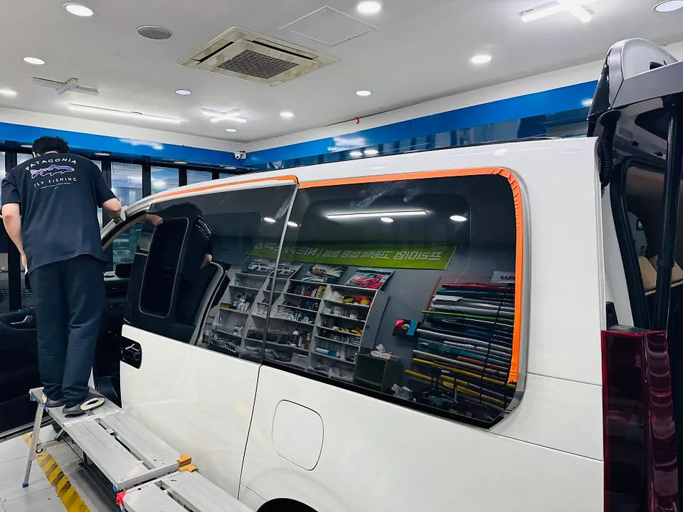 Hyundai Stariaのカーラッピング事例 施工写真 2-2