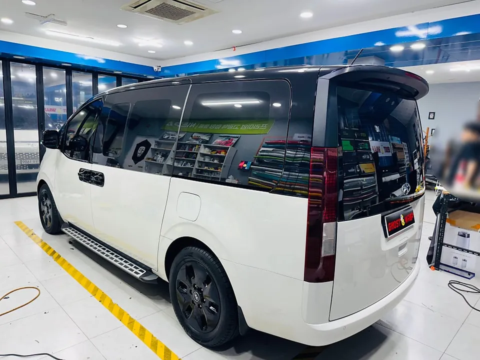 Hyundai Stariaのカーラッピング事例 施工写真 3-2