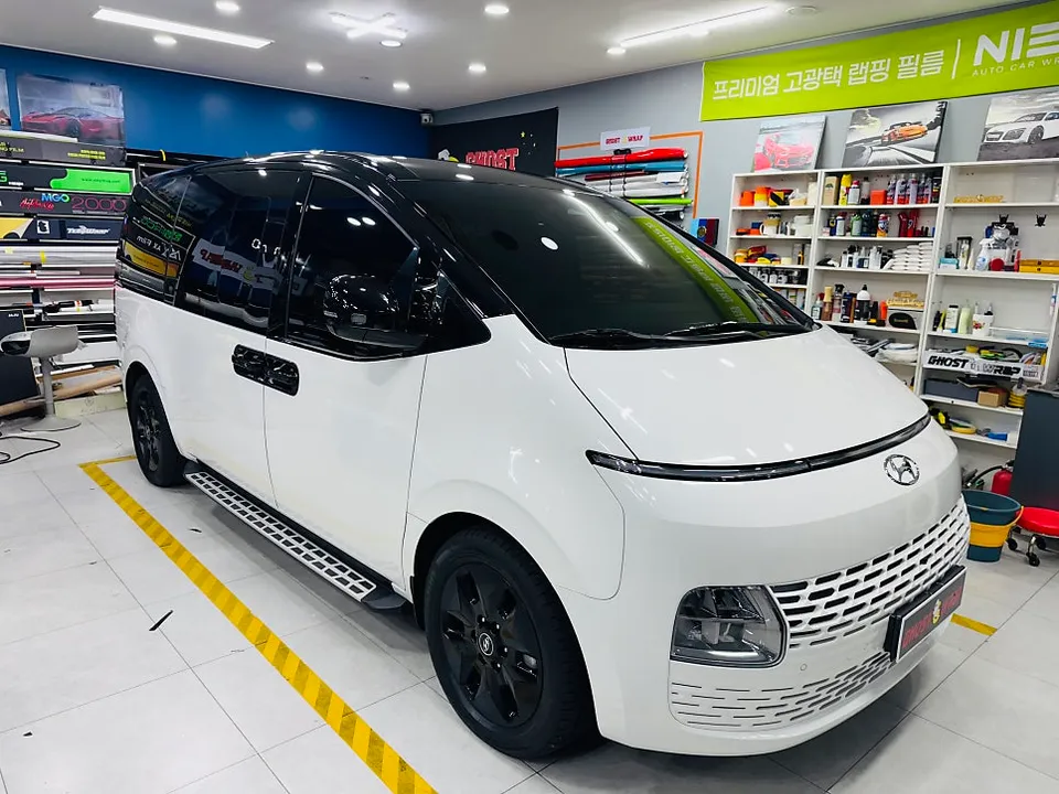 Hyundai Stariaのカーラッピング事例 施工写真 4-2