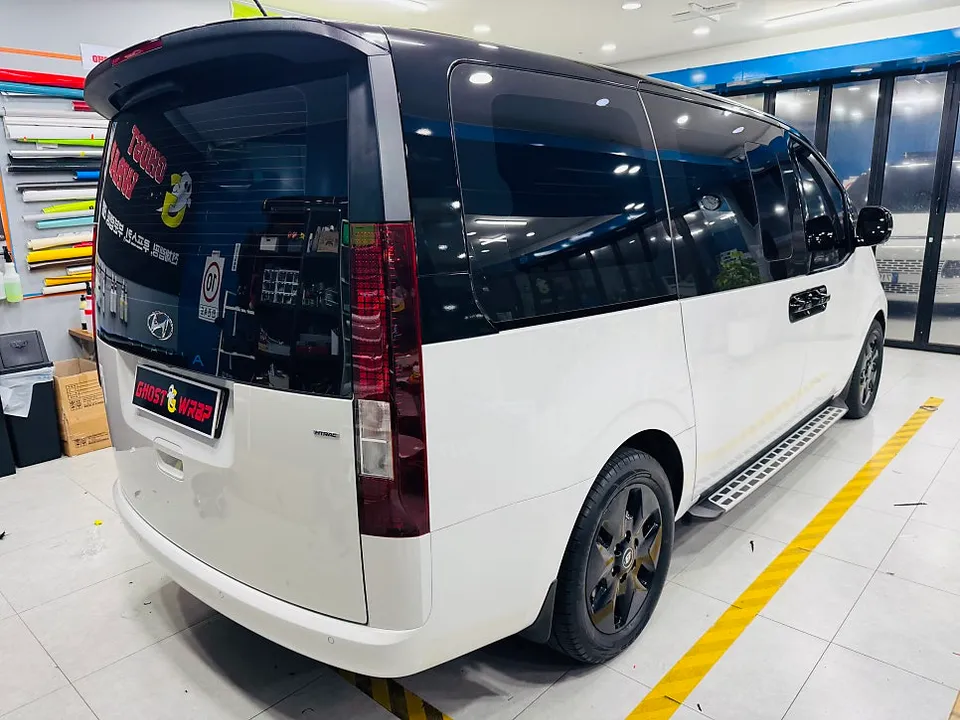 Hyundai Stariaのカーラッピング事例 施工写真 1-3