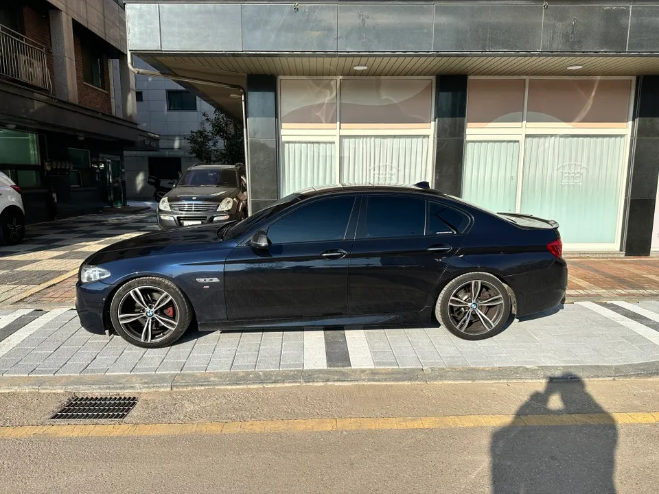 BMW 5 Series F10 カーラッピング事例:サテンダークグレー 施工写真 1-1