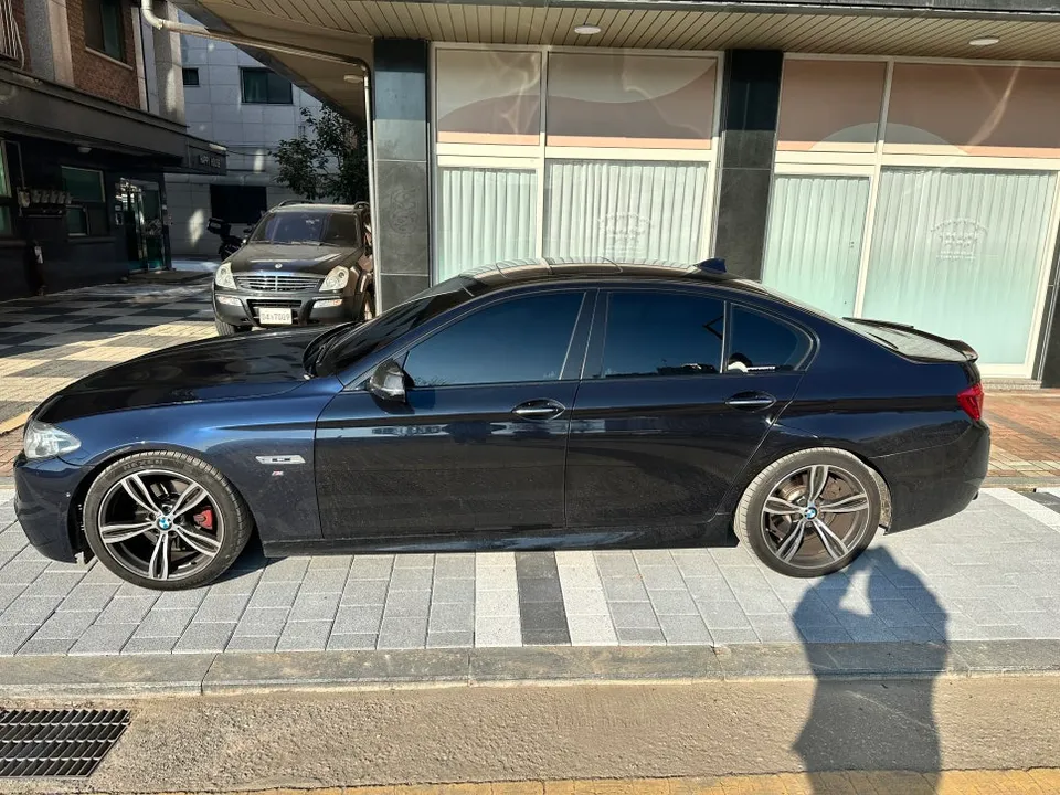 BMW 5 Series F10 カーラッピング事例:サテンダークグレー 施工写真 2-1