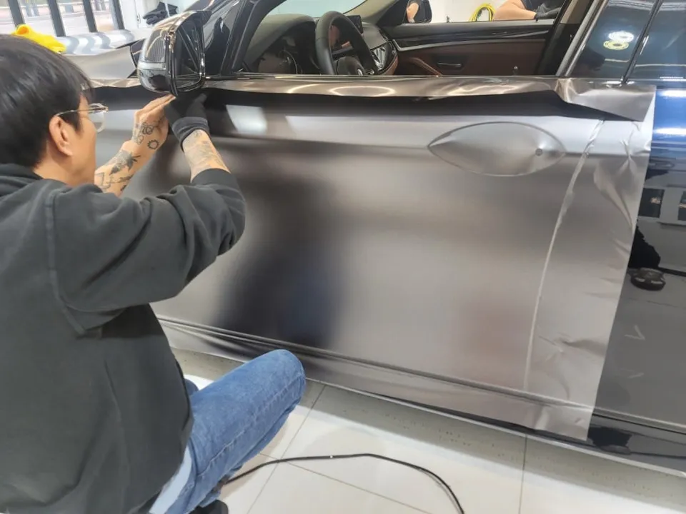 BMW 5 Series F10 カーラッピング事例:サテンダークグレー 施工写真 3-3