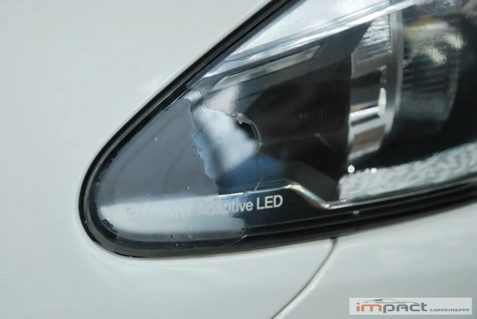 BMW 5 SeriesのヘッドライトPPF再施工事例 施工写真 3-2
