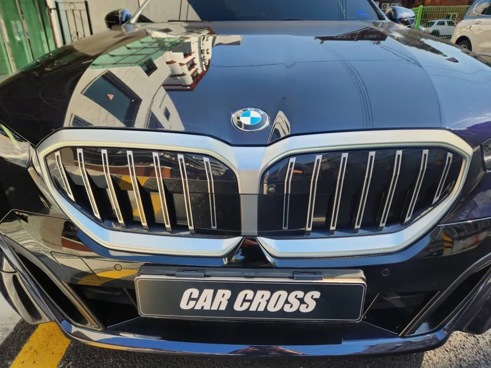 BMW G60 カーラッピング事例:クローム除去と内装の再施工 施工写真 2-1