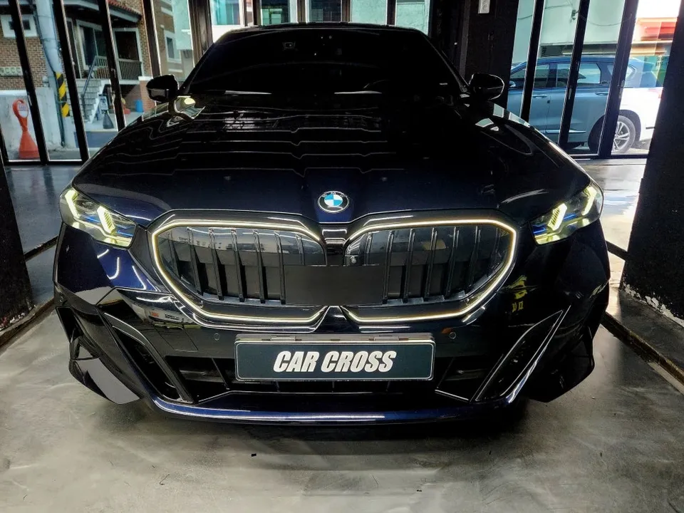 BMW G60 カーラッピング事例:クローム除去と内装の再施工 施工写真 3-2