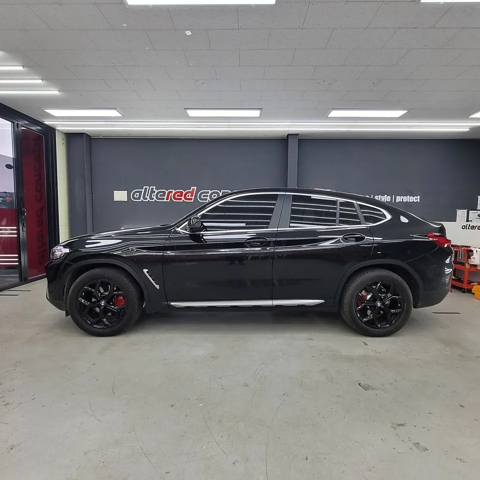 BMW X4 G02のカーラッピング事例|クロームパーツの印象チェンジ 施工写真 3-1