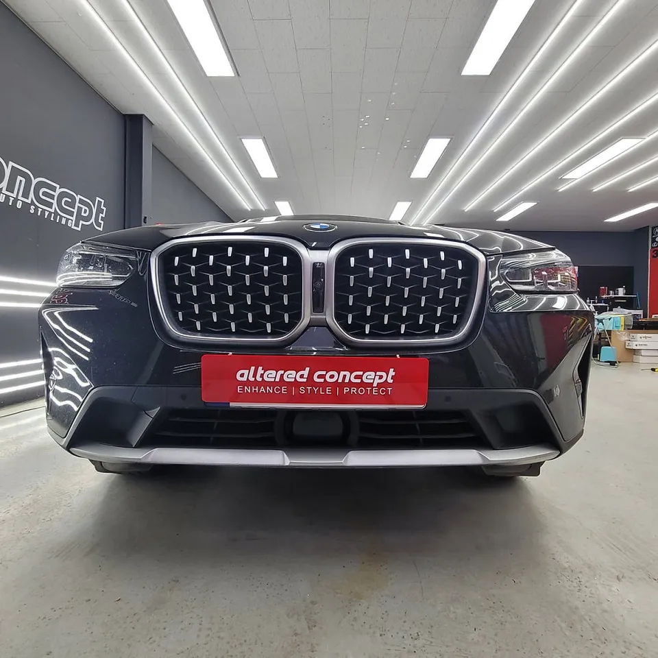 BMW X4 G02のカーラッピング事例|クロームパーツの印象チェンジ 施工写真 3-2