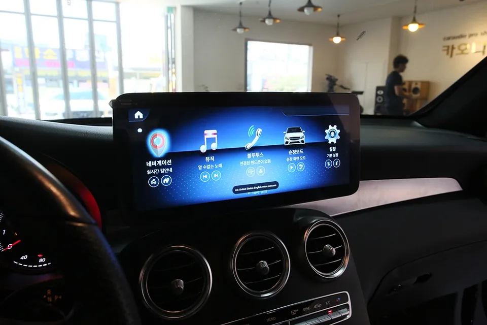 Mercedes-Benz GLCのAndroid Auto・CarPlay取付事例 施工写真 4-1