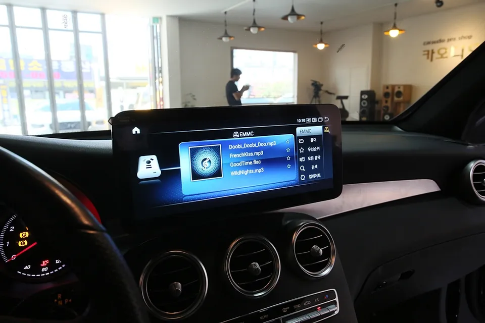 Mercedes-Benz GLCのAndroid Auto・CarPlay取付事例 施工写真 1-3