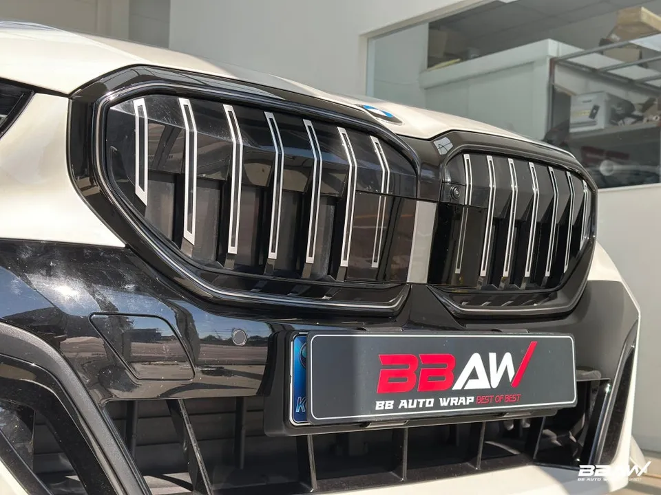 BMW 5 Seriesのカーラッピング事例|グリル交換でスポーティに 施工写真 3-2