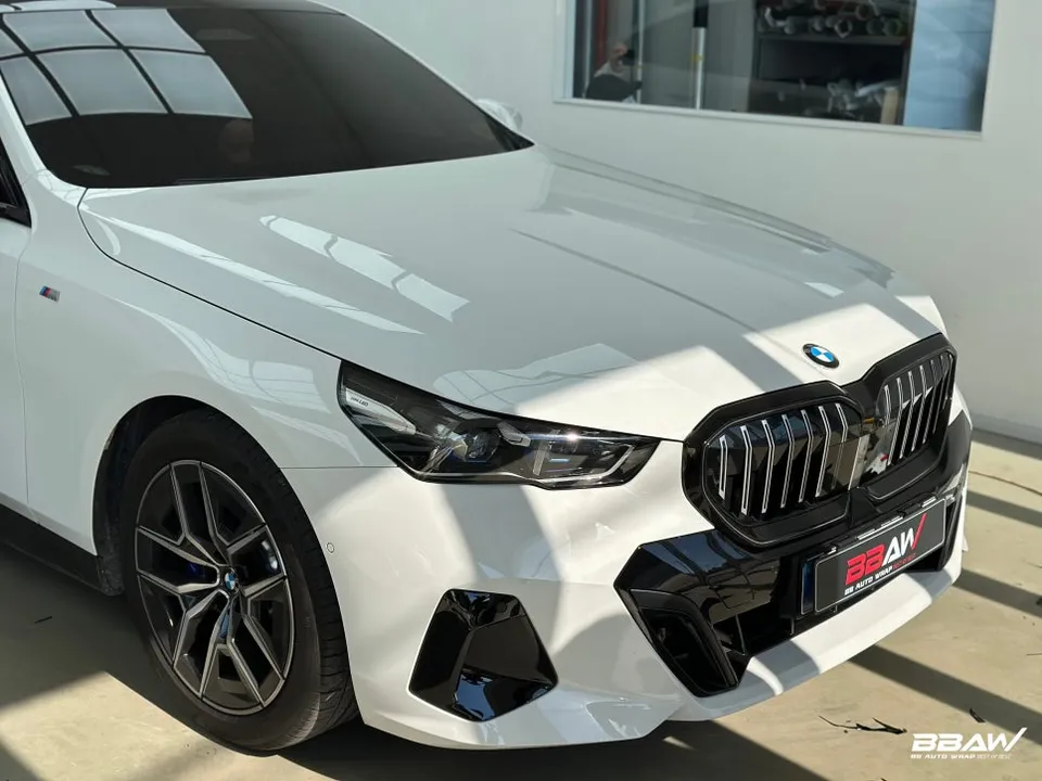BMW 5 Seriesのカーラッピング事例|グリル交換でスポーティに 施工写真 3-3