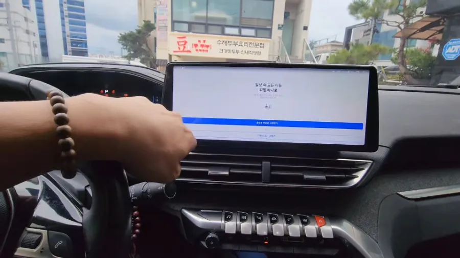 Peugeot 3008のAndroid Auto・CarPlay取付事例 施工写真 3-1