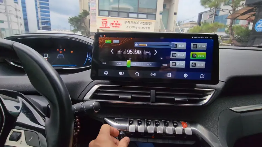 Peugeot 3008のAndroid Auto・CarPlay取付事例 施工写真 1-2