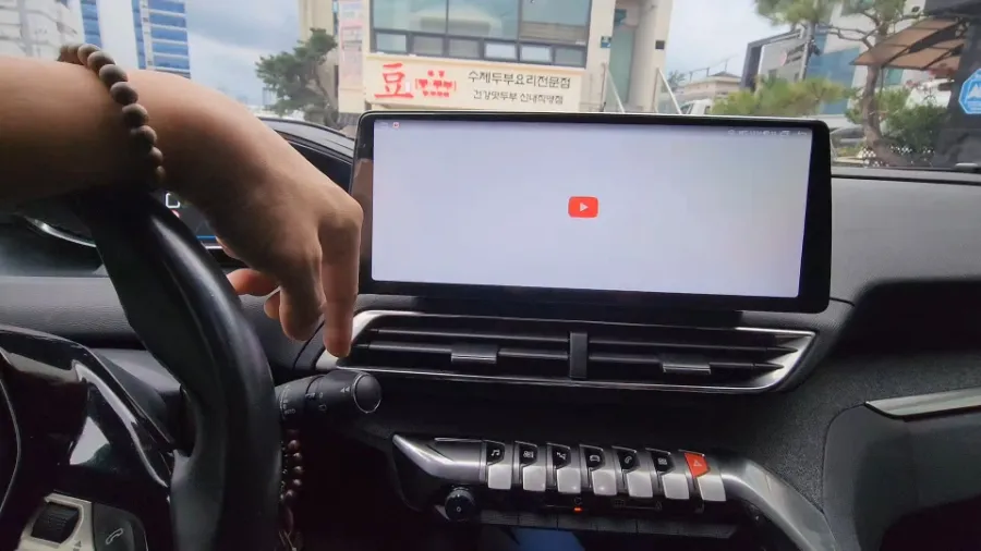 Peugeot 3008のAndroid Auto・CarPlay取付事例 施工写真 2-2