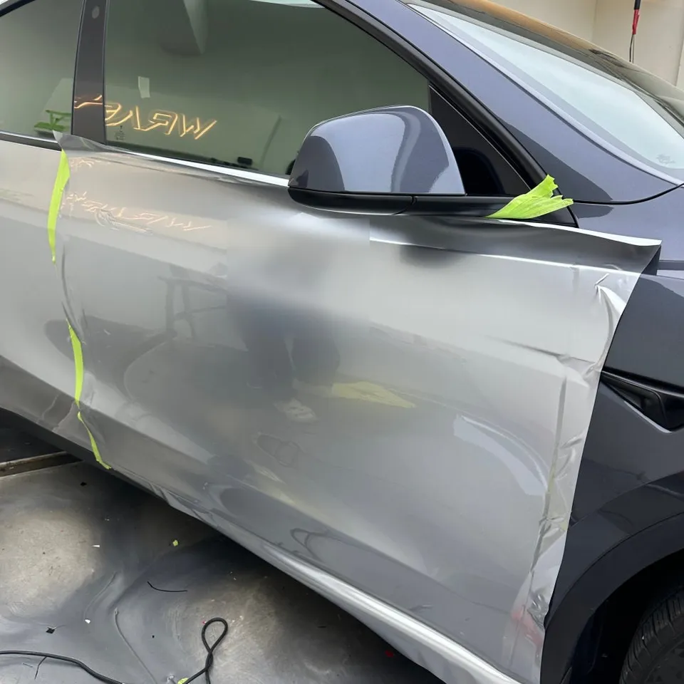 Tesla Model Yのカーラッピング事例|GTシルバーの高級感 施工写真 3-1