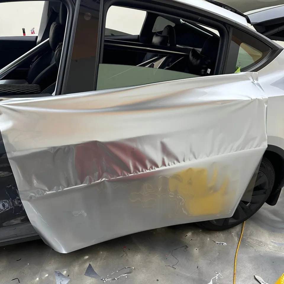 Tesla Model Yのカーラッピング事例|GTシルバーの高級感 施工写真 1-2