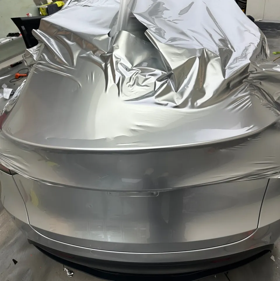 Tesla Model Yのカーラッピング事例|GTシルバーの高級感 施工写真 2-2