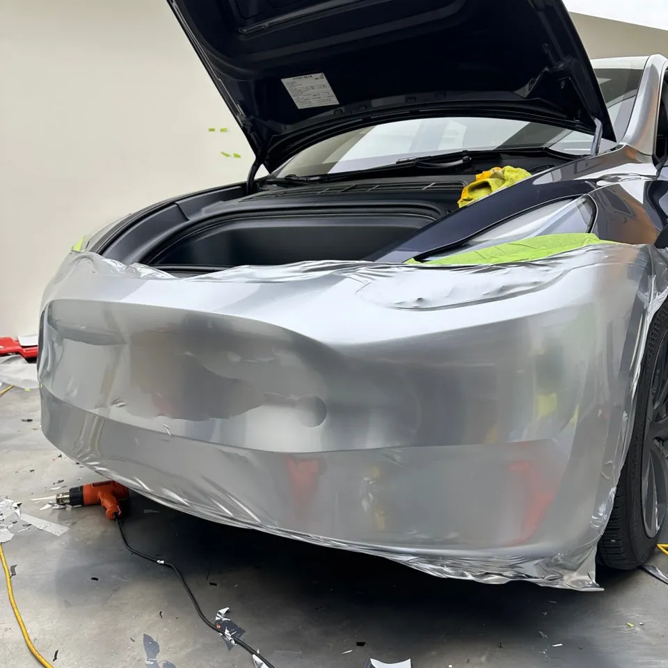 Tesla Model Yのカーラッピング事例|GTシルバーの高級感 施工写真 3-2