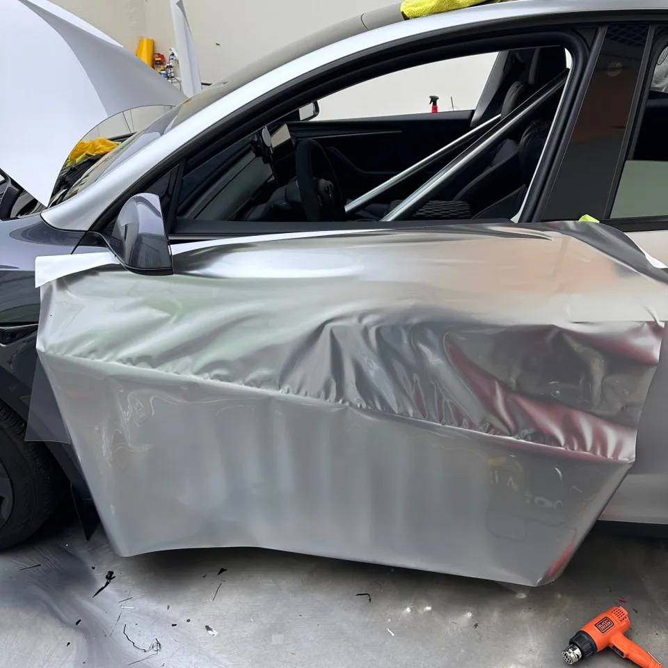 Tesla Model Yのカーラッピング事例|GTシルバーの高級感 施工写真 1-3