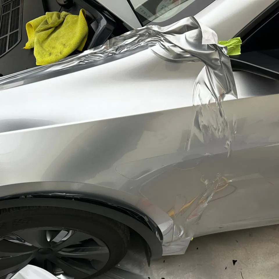Tesla Model Yのカーラッピング事例|GTシルバーの高級感 施工写真 2-3
