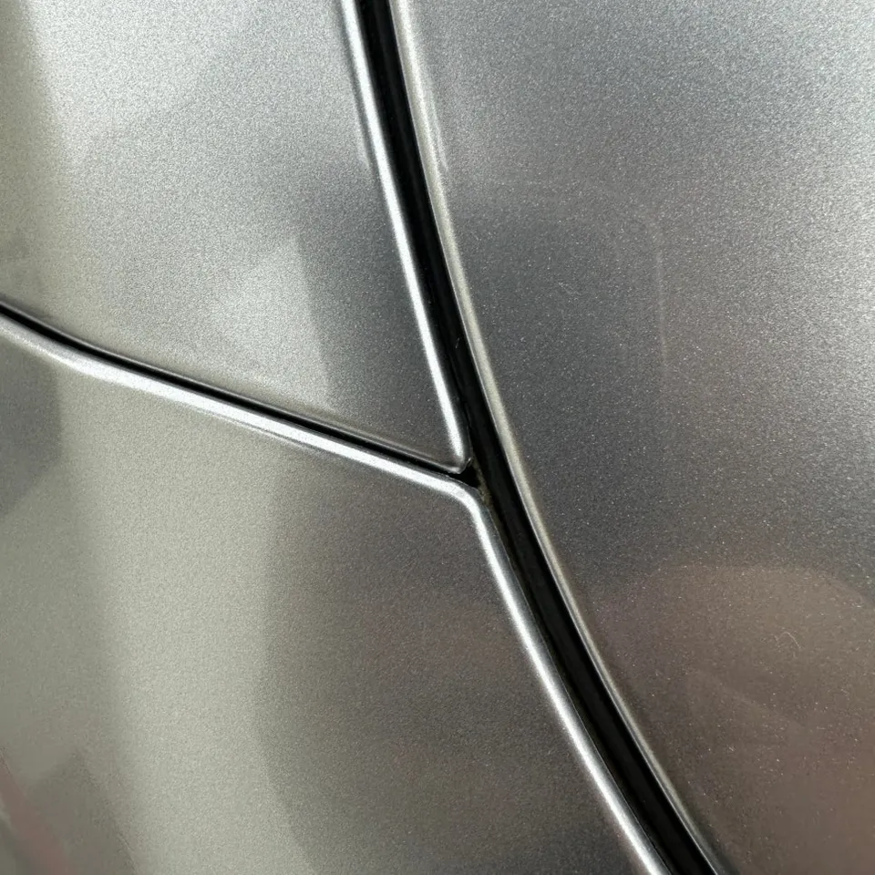 Tesla Model Yのカーラッピング事例|GTシルバーの高級感 施工写真 3-3