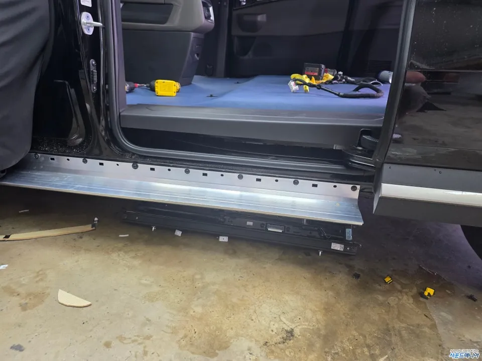 Kia Carnival KA4 Body Kit Installation Review photo 2