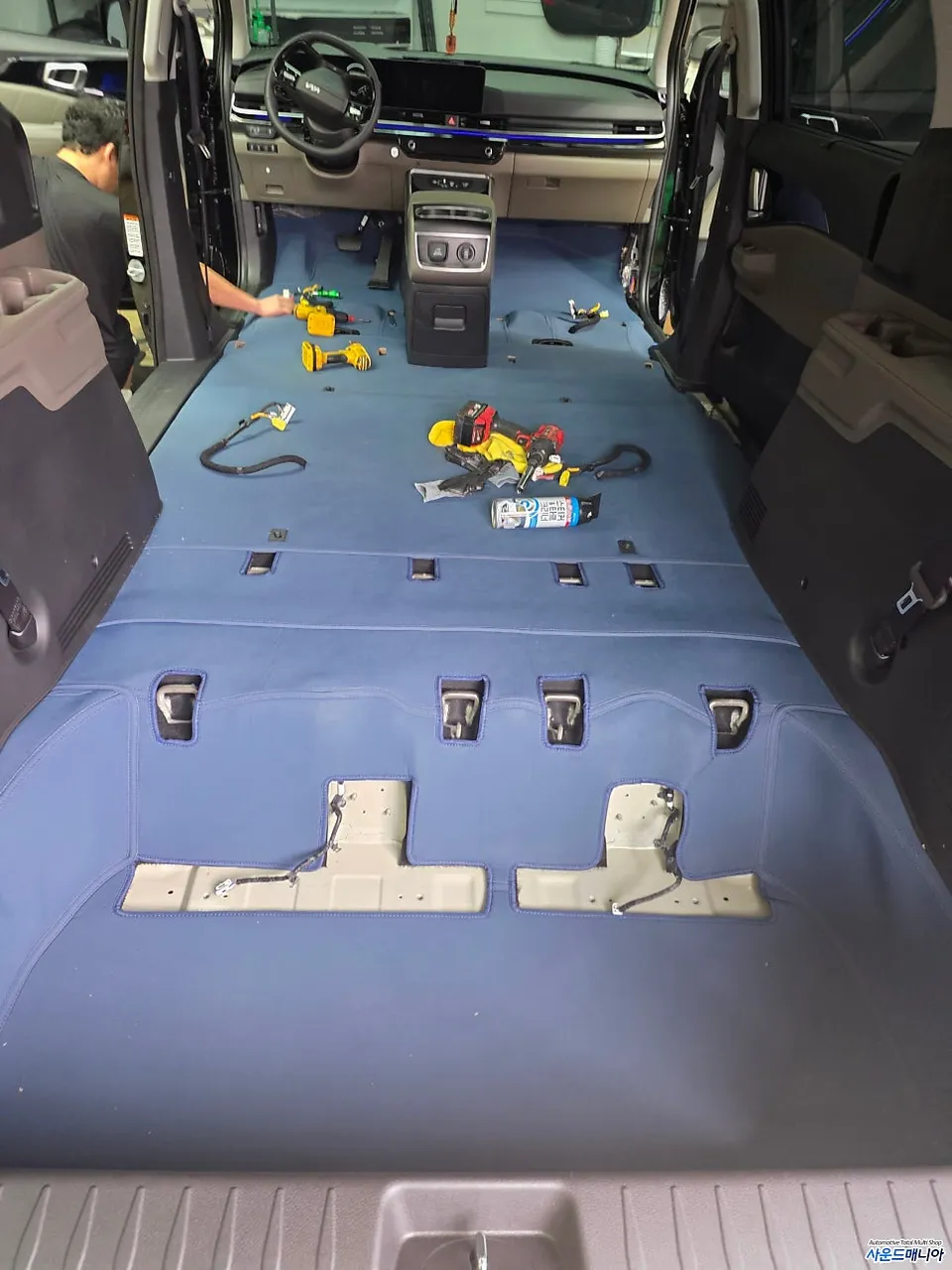 Kia Carnival KA4 body kit - Kia Carnival KA4 Body Kit Installation Review photo 5