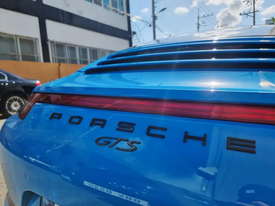 ポルシェ 911 Targaのカーラッピング事例|高光沢フィルムで個性を演出 施工写真 2-1
