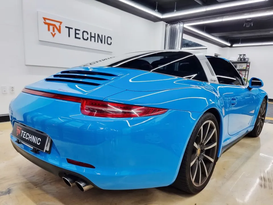 ポルシェ 911 Targaのカーラッピング事例|高光沢フィルムで個性を演出 施工写真 3-1