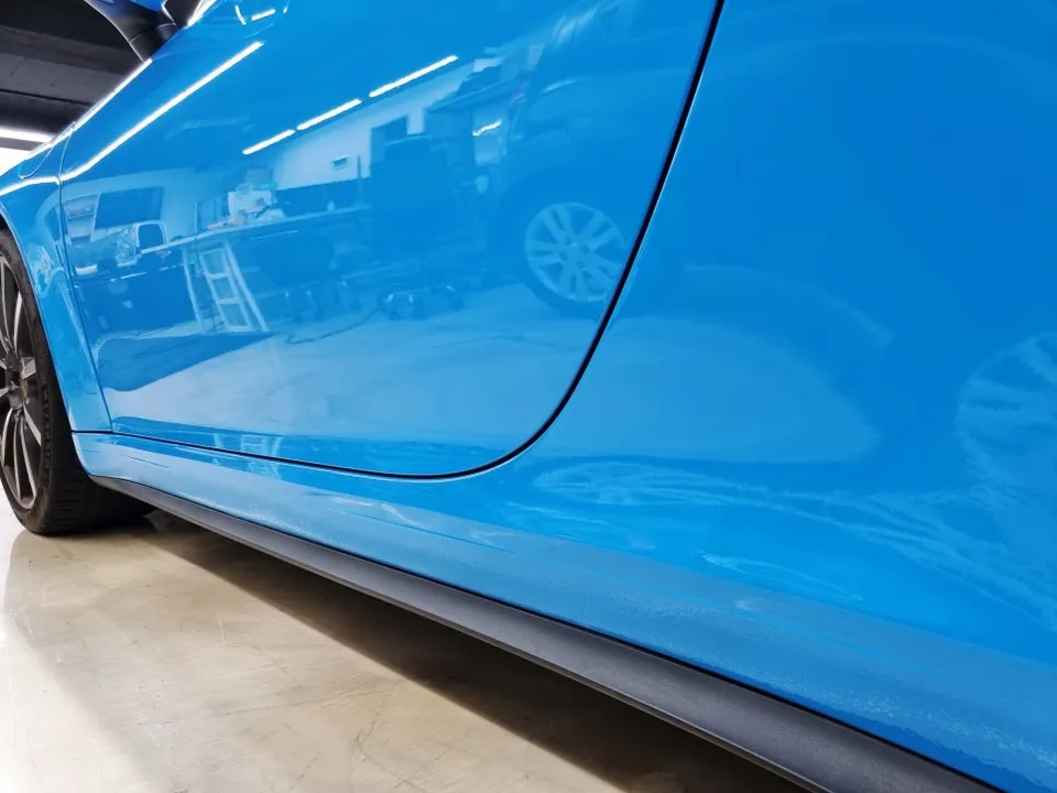 ポルシェ 911 Targaのカーラッピング事例|高光沢フィルムで個性を演出 施工写真 1-2