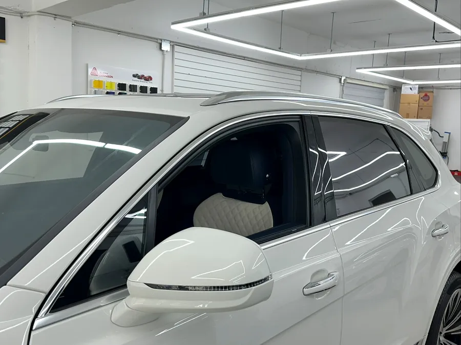 Bentley Bentaygaのクローム除去ラッピング事例 施工写真 2-2